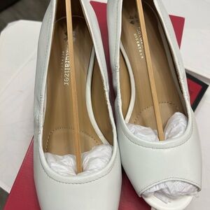 Naturalizer Women's Cream Peep Toe Heels